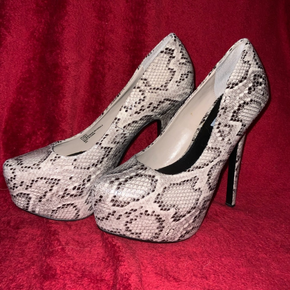 STEVE MADDEN faux snakeskin LIKE NEW!  Size 9 1/2 with 6 inch heels!